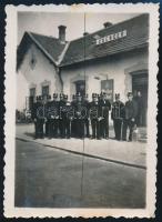 cca 1940 Csenger, vasútállomás és személyzete, fotó, 6×8,5 cm