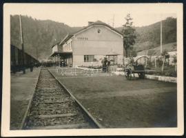 1943 Csucsa, vasútállomás, fotó, hátoldalon feliratozva, 4,5×6 cm