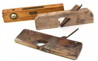 2 db régi falcgyalu, h: 23 cm és 24 cm + régi fa vízmérték, nem működik, h: 25 cm