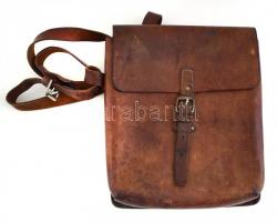 cca 1950-1980 Katonai járőr oldaltáska, sertésbőr, kissé kopottas, egyébként jó állapotban. 30x25x6 cm