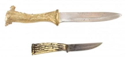 Szarvasagancs nyelű tőr, műbőr tokban, h: 21 cm + mini tőr szarvasagancsot imitáló nyéllel, Budapest...