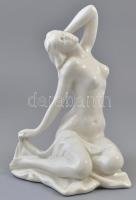 Jelzés nélkül: Női akt szobor. Fehér mázas, A jelzéssel, kis lepattanással az orron 23 cm