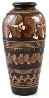 Barna kerámia váza. Mázas kerámia, kézzel festett, jelzett, hibátlan. 29 cm