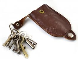 Régi mini kulcsok, bőr kulcstartón, kb. 3,5 cm