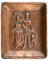 Bronz hamutál/plakett, mindkét oldalán (enyhén pajzán) jelenettel, kis kopással, 11x9 cm