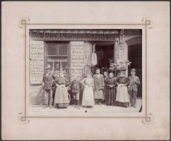cca. 1900, Bécs, 5. kerület, Rüdigergasse, csemegebolt és személyzete, fotó kartonra kasírozva, hátoldalán feliratozva, 15x20 cm, karton: 25x30 cm
