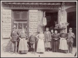 cca. 1900, Bécs, 5. kerület, Rüdigergasse, csemegebolt és személyzete, fotó kartonra kasírozva, háto...