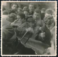 1956 Szobordöntés a forradalom napjaiban, fotó, 11×11 cm