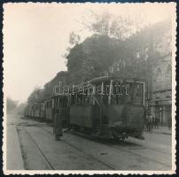1956 Budapest, szétlőtt villamos a forradalom napjaiban, fotó, 11×11 cm