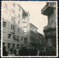 1956 Budapest, szétlőtt házak a forradalom napjaiban, fotó, 11×11 cm