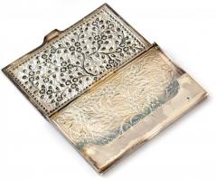 Ezüst(Ag) díszes, virágmintás névjegykártya tartó. Jelzett, apró foltokkal, nettó: 68 g