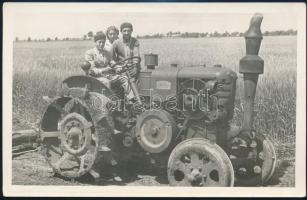 cca 1950 Vörös Csillag Traktorgyár traktor, fotó, 9×14 cm