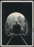 cca 1930 Gőzmozdony alagút bejárata előtt, fotó, felületén törésnyom, 9×6,5 cm