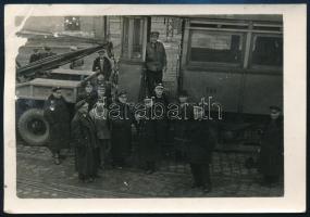 cca 1930-1940 Budapest, FVV villamos vontatása, fotó, felületén sérüléssel, 6,5×9,5 cm