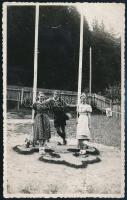 cca 1935 Cserkészfiú lányokkal, fotólap, felületén törésnyomok, 13,5×8,5 cm