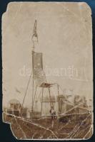 cca 1910 Varieté légtornászok, hátoldalon feliratozott fotó, sarokhiánnyal, törésnyomokkal, 8,5×5,5 cm
