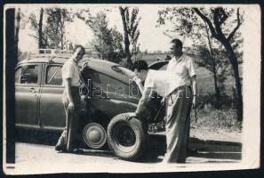 cca 1940-1950 Autógumi csere, fotó, 6×9 cm