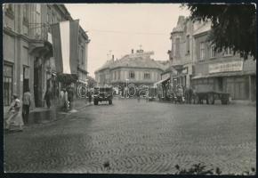 1957 Veszprém, utcakép zászlóval, fotó, 6,5×9,5 cm