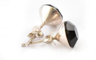 Ezüst(Ag) fülbevalópár fekete csiszolt kővel. Jelzett, bruttó: 1,5 g