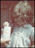 Kislány Hírös cukorkával, színes reklámdia, 3,5×3,5 cm