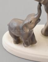 Gránit porcelán elefánt fiával, kézi festéssel, farkánál sérült, ragasztott, 13,5x15 cm