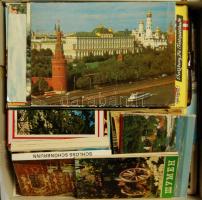 200 db szines miodern külföldi városképes lap, sok futott, hozzá 13 színes leporello