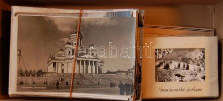 150 db fekete fehér külföldi városképeslap, hozzá 8 fotósorozat az 50-es 60-as évekből
