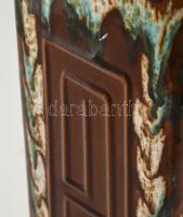 Nagy méretű, négy kis lábon álló retro padlóváza, mázas kerámia, MA vagy MÁ jelzéssel, felső részén ...
