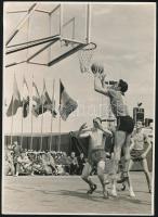 1953 Kosárlabdameccs, oroszul feliratozott sajtófotó, szakadással, 23,5×17 cm