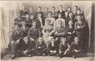 1910 Vukovar, Privrednik kadétok Stanic Leposava biztosasszonnyal (tanárnővel) / Privrednik cadets with commissioner Mrs. Leposava Stanicka (teacher)