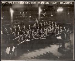 cca 1930 Budapesti Helyiérdekű Vasutak Tiszti Dalköre színpadon, fotó, Beller Rezső műterméből, hátoldalon pecséttel jelzett, 23×29 cm