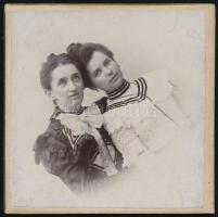 1901 Hölgyek, keményhátú fotó Zsunk Pál nagyváradi műterméből, 6,5x6,5 cm