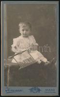 cca 1915 Gyermek abakusszal, keményhátú fotó Homonnai Nándor makói műterméből, 10,5x6,5 cm