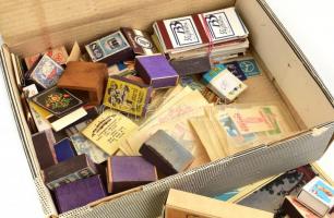 Közepes doboz gyufacímke ömlesztve, kötegelve, soronként zacskózva + néhány gyufás doboz