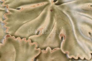 Fajansz tál szőlőmintával, jelzés nélkül, kopásokkal, alján lepattanásokkal, d: 20,5 cm