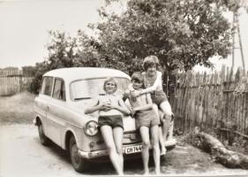 cca 1917-1980 Autókat, buszokat, egyéb járműveket ábrázoló fényképek, 120 db fotó, köztük több felir...