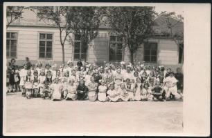 cca 1940-1960 3 db csoportkép: Müller testvérek rt. Május 1. felvonulás + 1 db karton