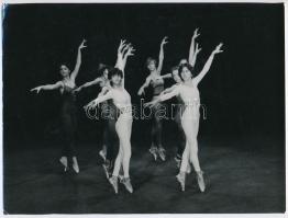 cca 1960-1970 Táncoló lányok, jelzés nélküli fotó, 24x18 cm