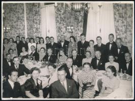 1940 Budapest, Gundel étterem, érettségi bankett a kisteremben, hátoldalon feliratozott, pecséttel jelzett fotó, 23,5x17,5 cm