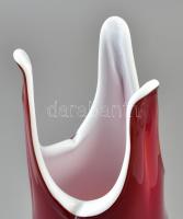 Piros-fehér dekoratív üveg váza, oldalán karcolással, apró kopásnyomokkal, m: 34 cm, d: 11 cm