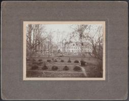 1907 Vereb, Végh-kastély, kastélypark, kartonra kasírozott fotó, a sarkánál törésekkel, 17x12 cm