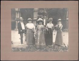 cca 1910-1920 Velence, hölgyek és urak galambokkal a Szt. Márk téren, kartonra kasírozott fotó, 22,5x17 cm