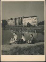 cca 1940 Budapest, Fadrusz utca, Lenke tér teniszpályákkal a háttérben, hátoldalon feliratozva, 24×18 cm