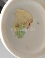 Hollóházi porcelán hegedűs kisfiú, kézzel festett, jelzett, apró kopással, m: 14,5 cm