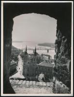 1941 Esztergomi látkép a Mária Valéria híddal, művészfotó, hátoldalon feliratozva és az Országos Magyar Idegenforgalmi Hivatal pecsétjével, jó állapotban, 24×18 cm