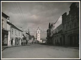 1941 Gyergyószentmiklós (Erdély), utcakép a római katolikus templommal, Czvek Gyula fotója, készült Erdély visszatérés után, idegenforgalmi célokra, hátoldalon feliratozva és pecsételve, jó állapotban, felületén kisebb törésnyomok, 17,5×23,5 cm