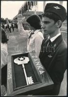 1975 Úttörők átveszik a Zánkai Úttörőváros kulcsát, publikált fotó, hátoldalon feliratozva, merevítőpapírral, felszínén papírfolttal, 24×17 cm