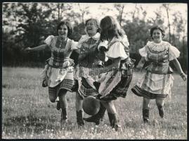 cca 1975 Népviseletbe öltözött lányok fociznak a réten, publikált fotó, hátoldalon merevítőpapírral, 13×18 cm