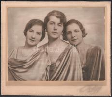cca 1920-1940 A három grácia, kartonra ragasztott fotó Rozgonyi műterméből, 23x17,5 cm