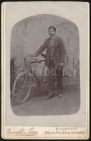 cca 1898 Férfi versenykerékpárral, keményhátú fotó Bienenfeld és Fia Budapest Királyi utcai műterméből, karton teteje levágva, fotó ép, 10,5×6,5 cm